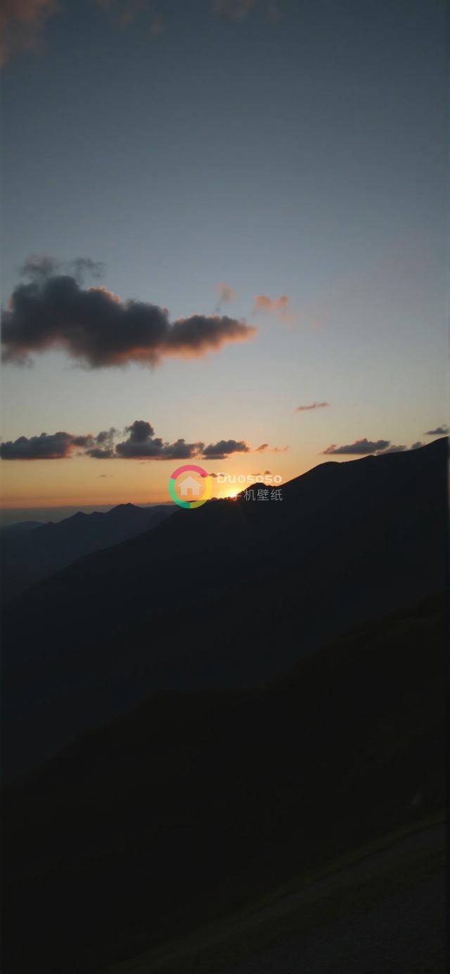落日余晖映山脉：宁静壮观的摄影佳作