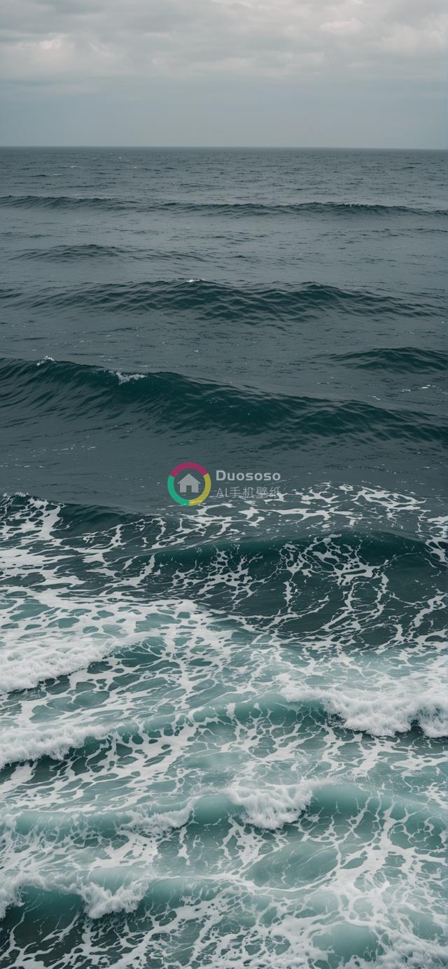 多云天空下浩渺海洋的壮丽摄影：波涛汹涌的海面展现原始力量