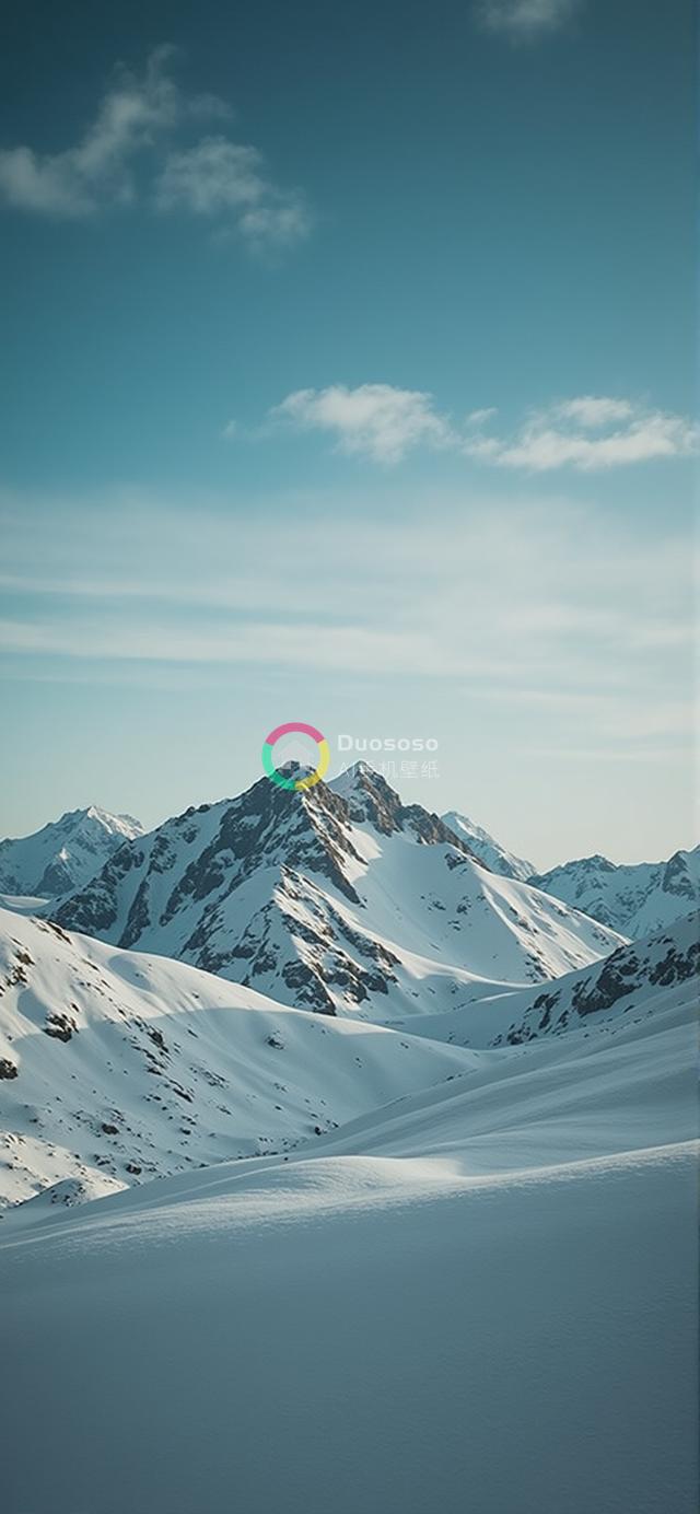 宁静雪域：蓝天白云下壮丽的雪山风光