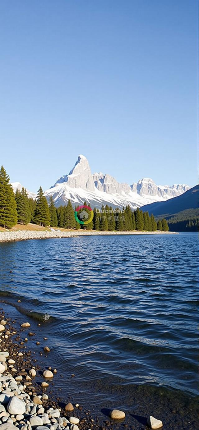 宁静湖畔低角度拍摄的雪峰壮丽风光
