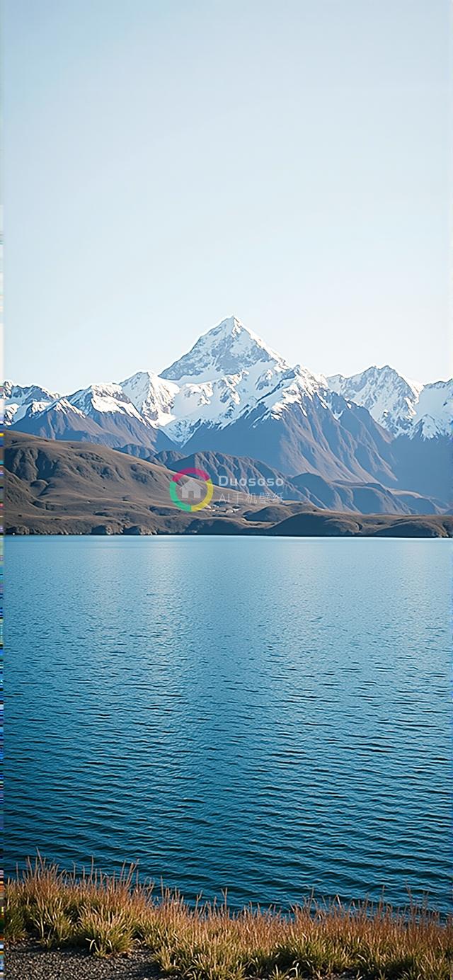 雪峰倒映湖面的宁静风光