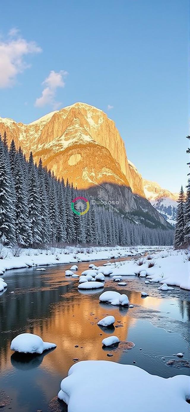 雪覆金山映静谧林河：落日余晖下的冬日壮丽风光