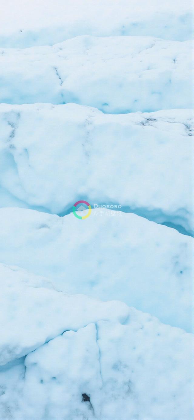 冷色调雪堆抽象摄影：展现自然界的宁静与美感