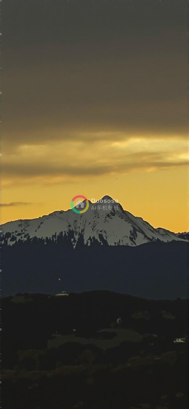 落日余晖下雄伟雪峰的壮观摄影