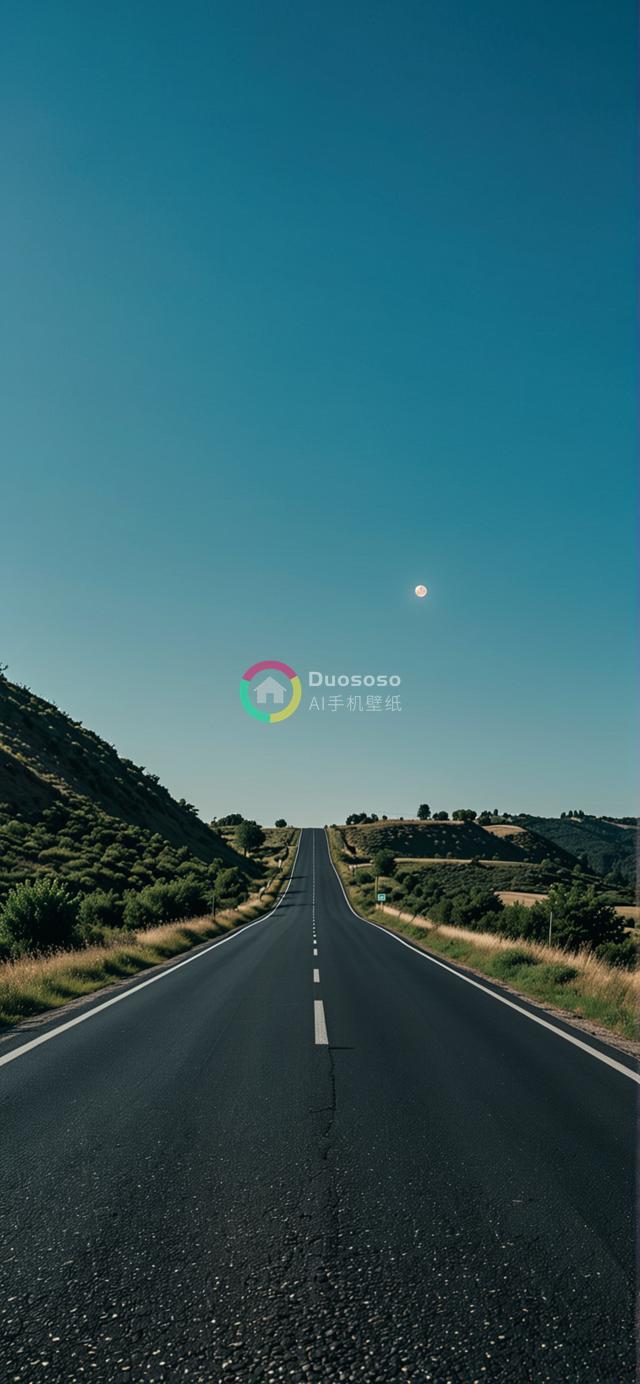 孤月映照下的翠绿山丘：一条空旷沥青路的遥远延伸