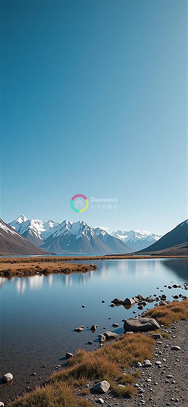 宁静山湖映蓝天：雪峰倒影与岩岸的绝美风光