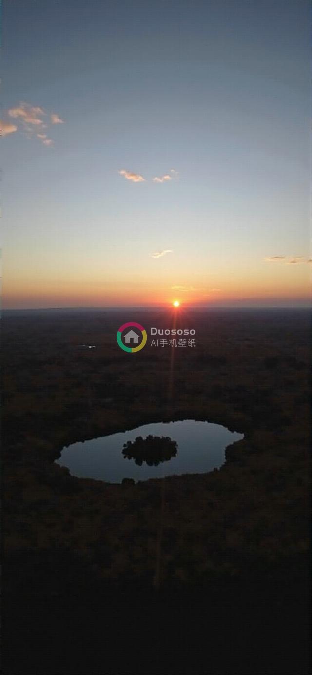 乡村湖景空中日落摄影：金晖映照天空与湖面