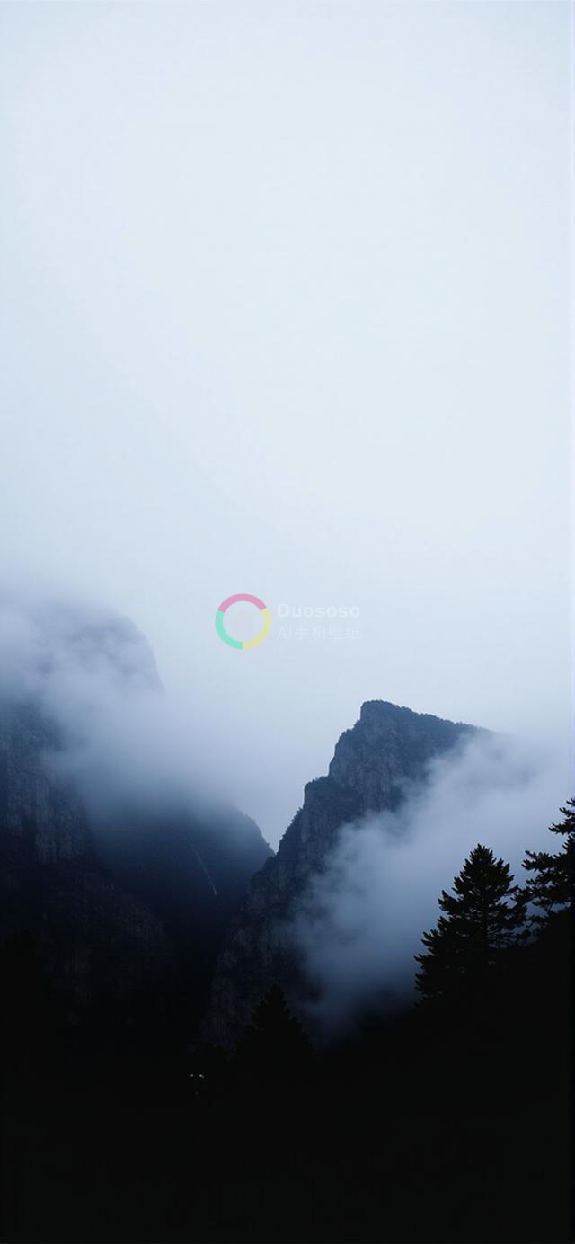迷雾笼罩下的山脉剪影：深色调自然之美