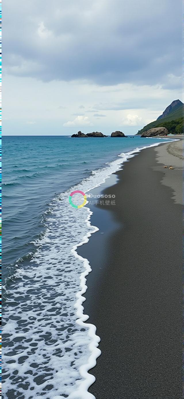 宁静海滩摄影：碧蓝海浪拍打着灰色沙滩，远山苍翠，阴天营造静谧氛围