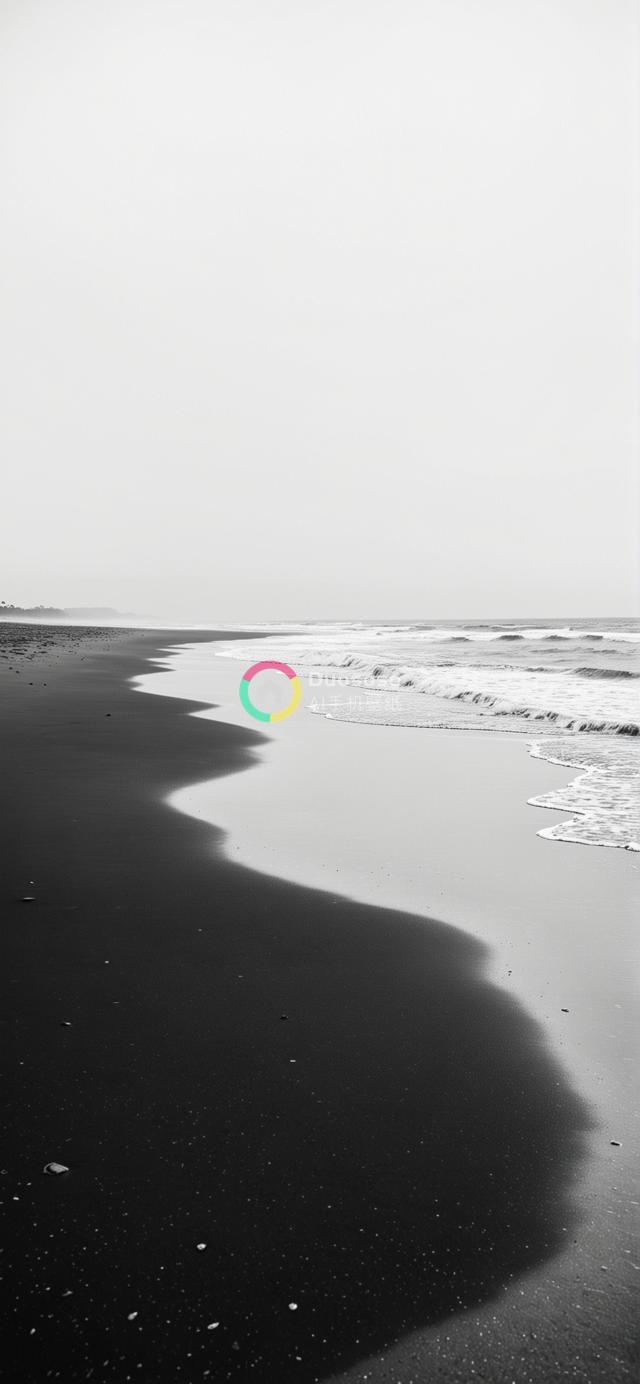 极简黑白海滩风光：广阔海际与苍穹的纹理对比