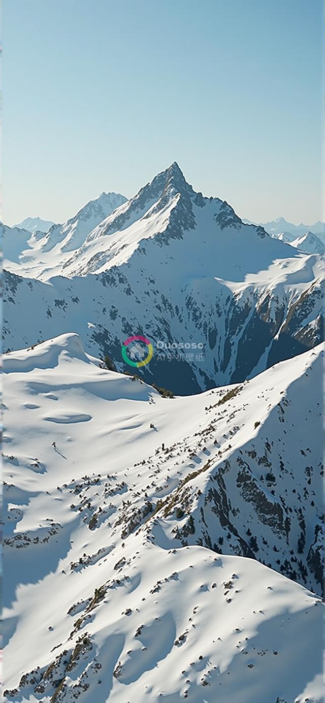 雪覆盖高峰与翠绿松树共绘蓝天下的壮美山川