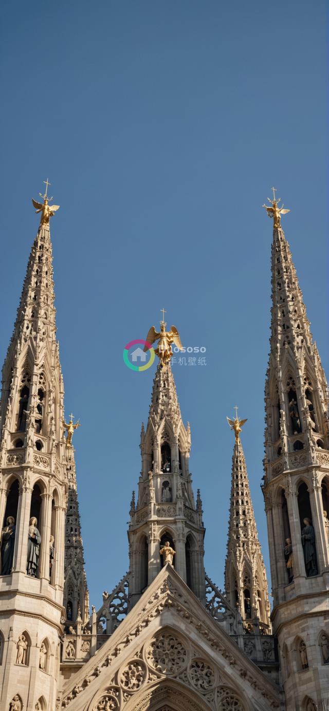 低角度仰拍哥特式教堂金色天使雕像装饰尖顶艺术照，晴空映衬壮丽信仰之作