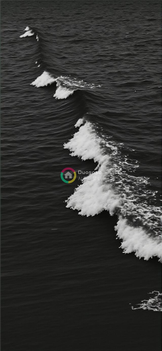 高角度捕捉暗潮汹涌的海浪破碎瞬间：浓墨海水与洁白泡沫的强烈对比