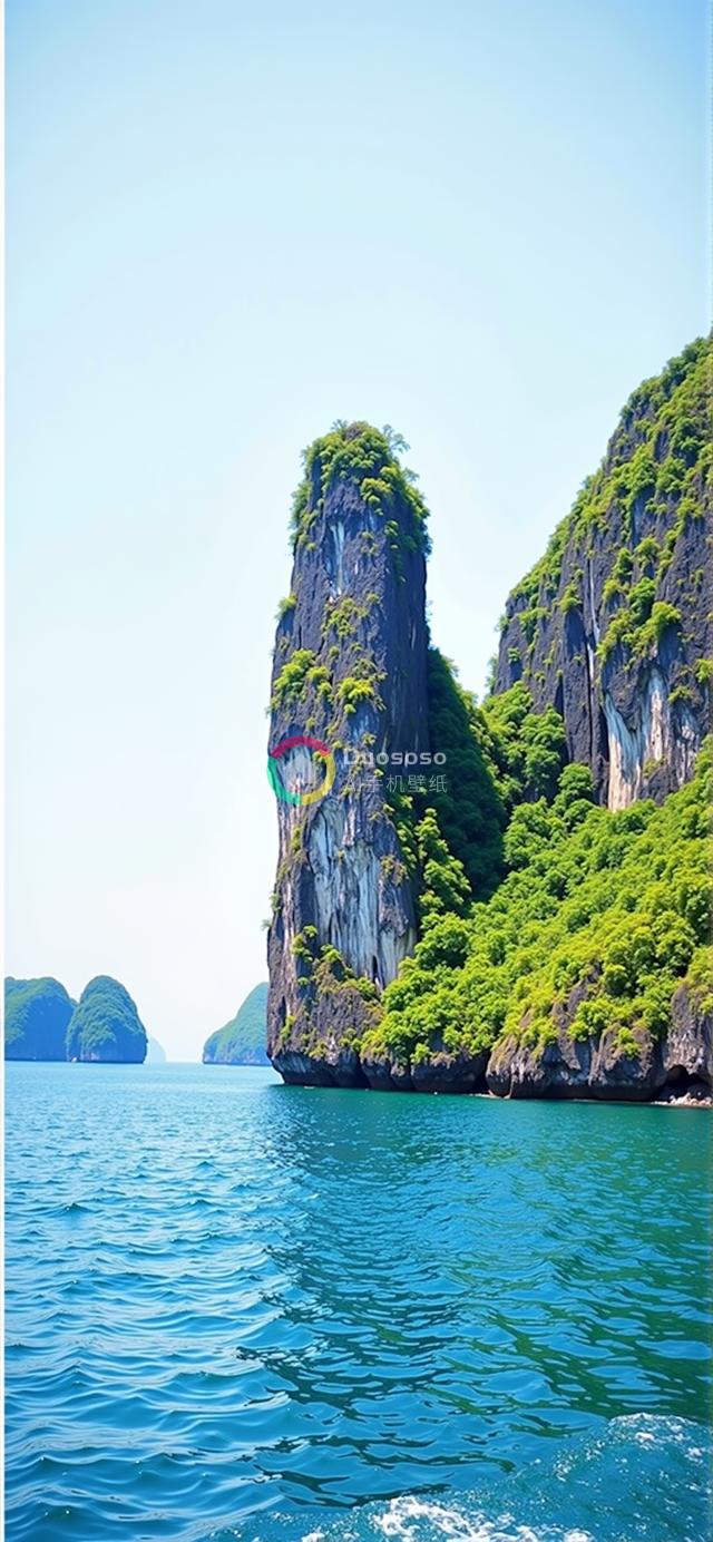 “俯瞰碧海蓝天，翠绿岩峰耸立的热带群岛风光”