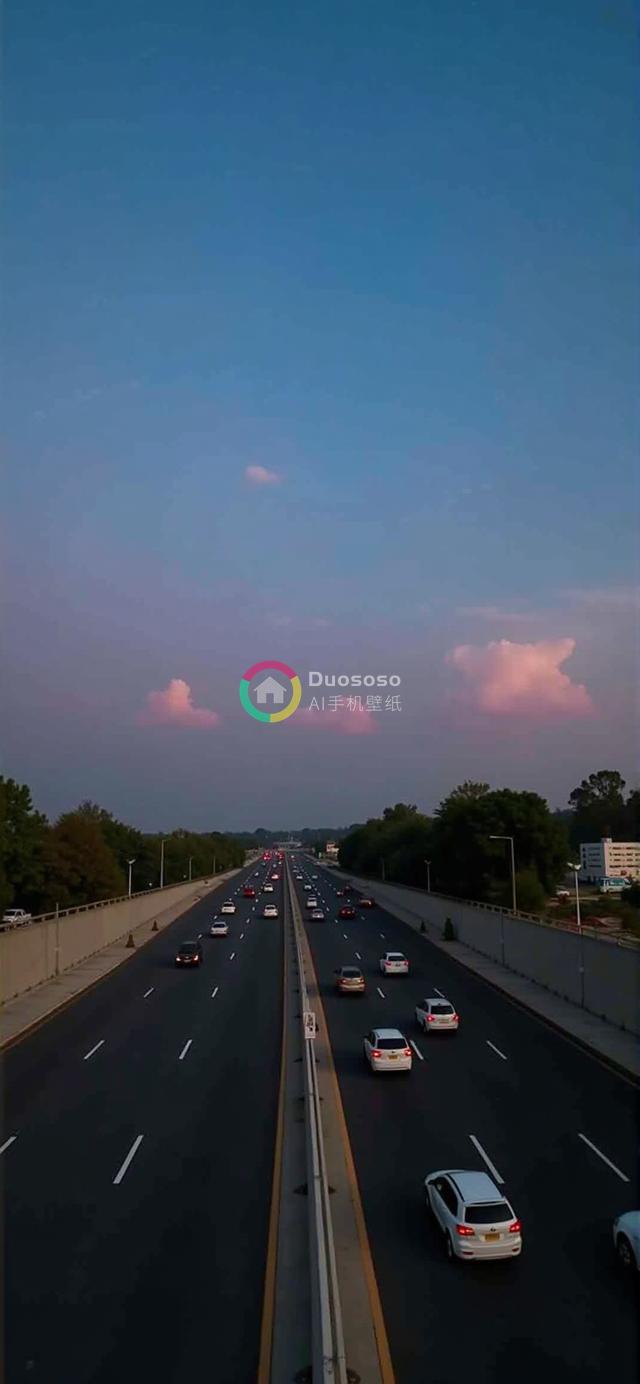 暮色中的高速公路摄影：冷色调与车灯轨迹交织的迷离氛围