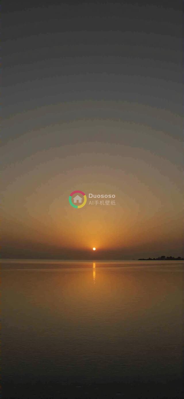 夕阳余晖下的广阔水域摄影：金球落日映照宁静水面