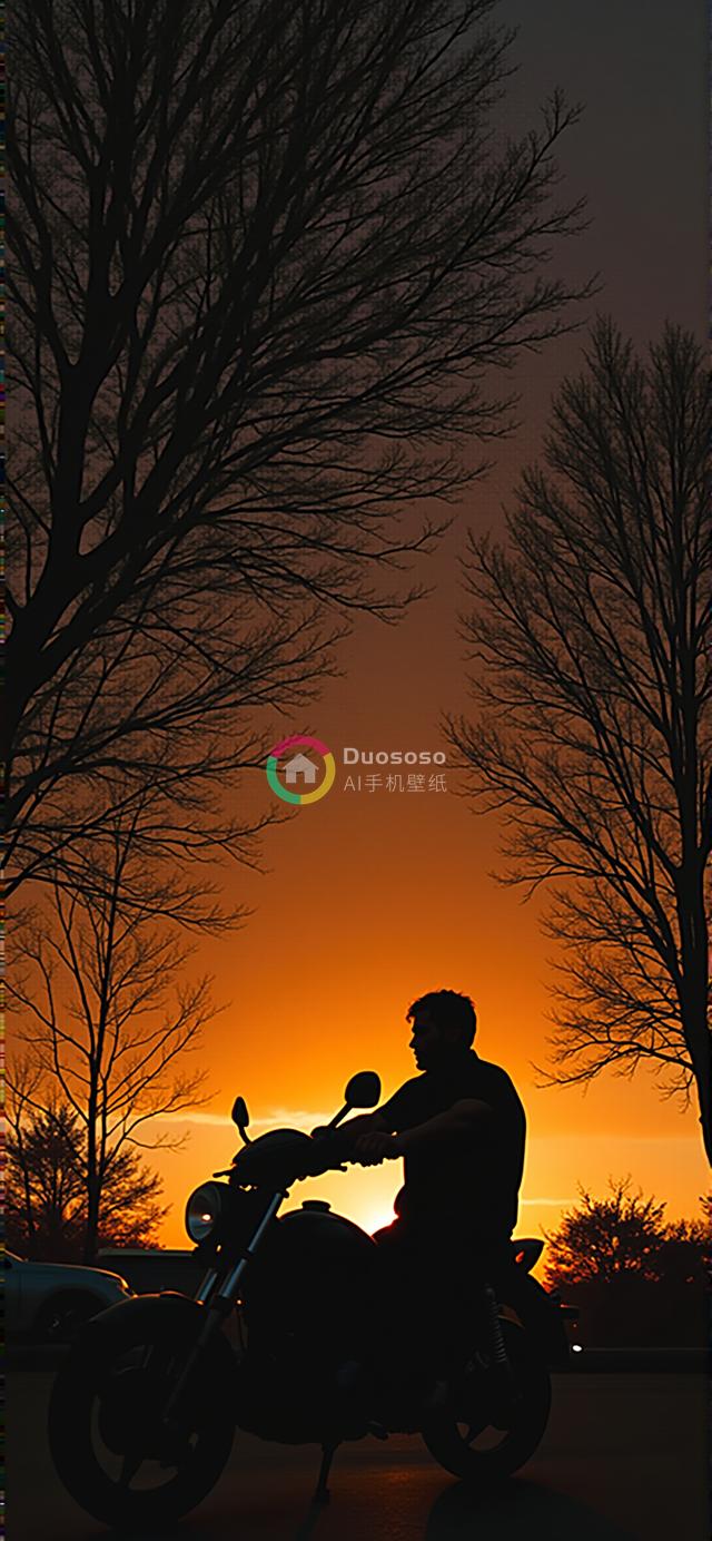 落日余晖下的摩托骑士剪影照：自由与冒险的气息