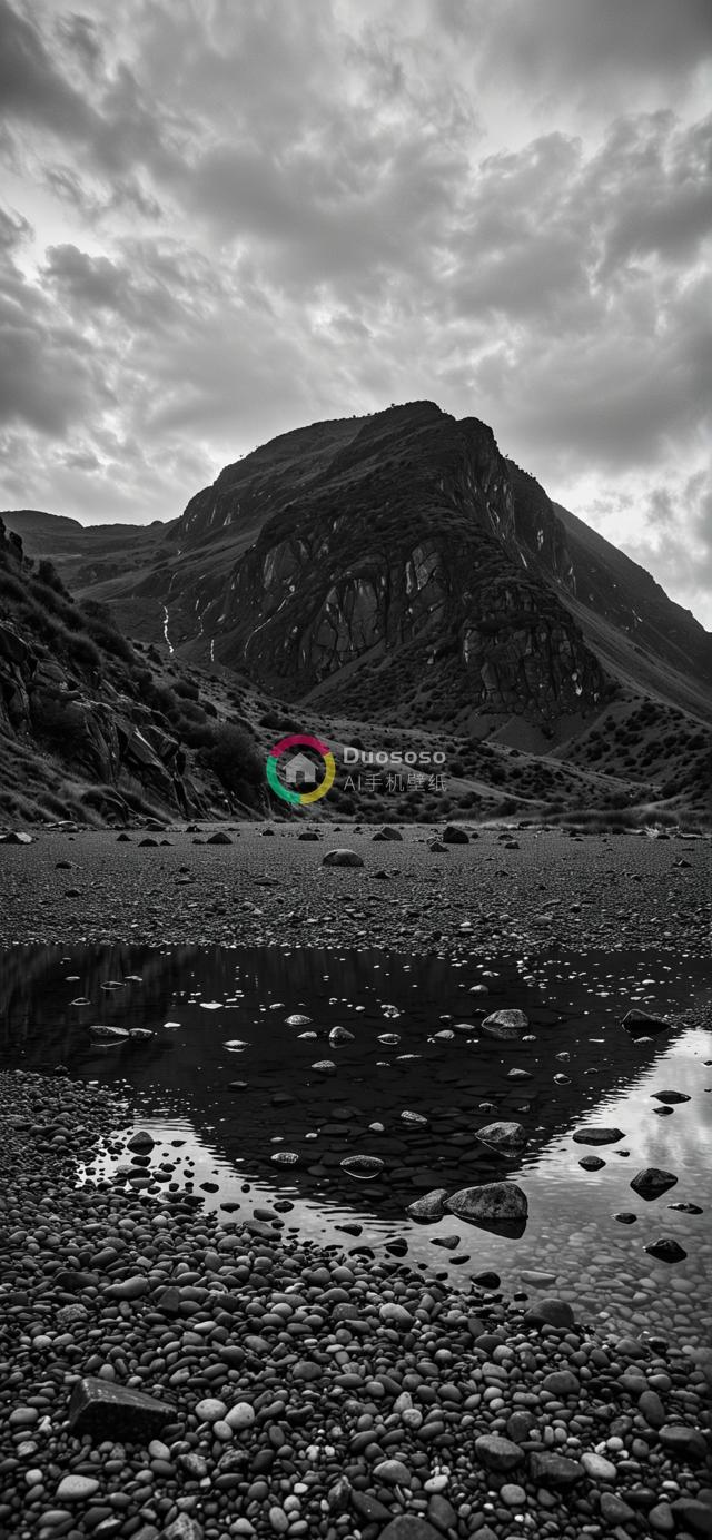 黑白风光摄影：孤寂岩山在水中的壮丽倒影