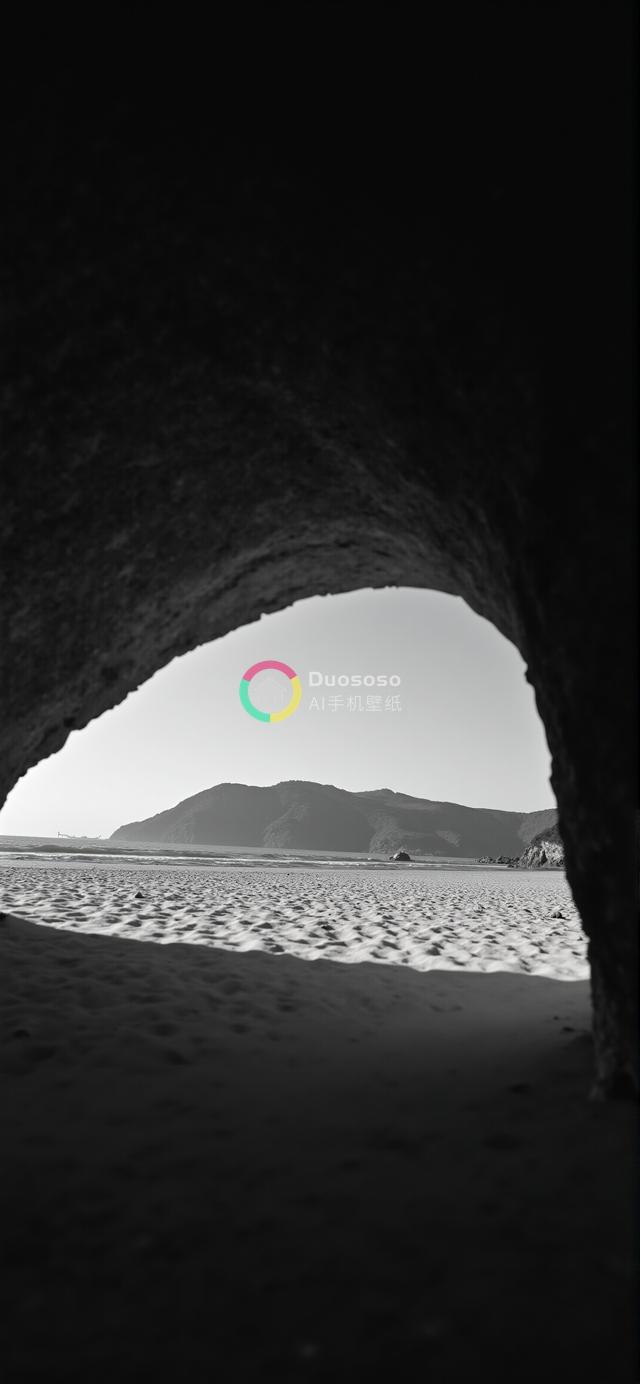 洞穴内眺的海滩黑白风光：静谧沙岸与壮丽山海的戏剧性对比