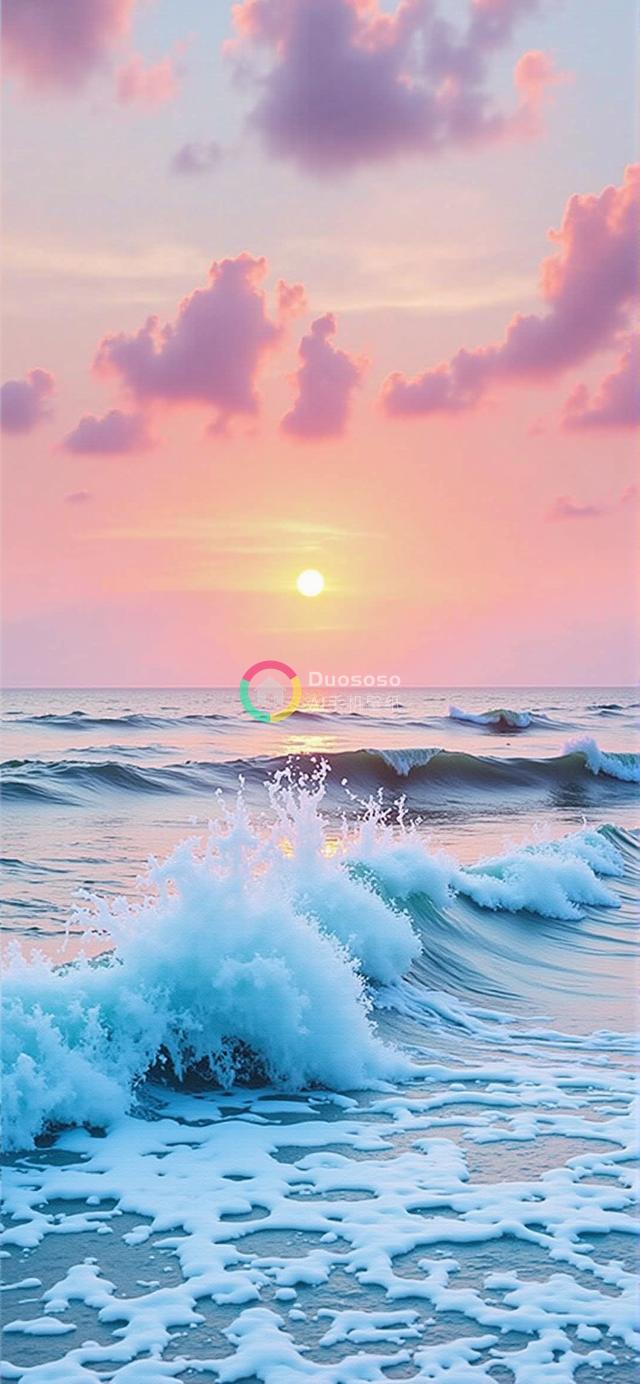 低角度海浪映衬下的梦幻金色落日海景