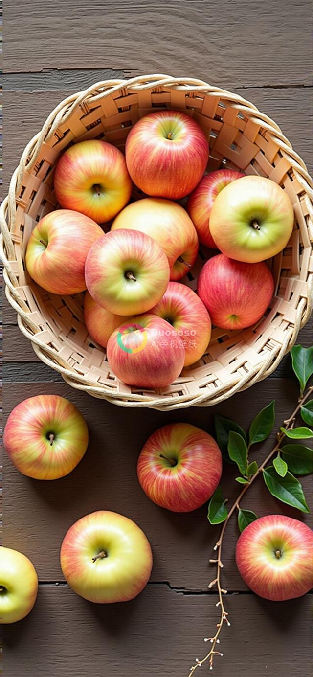 秋收丰盈：竹篮熟苹果满溢的温馨画面