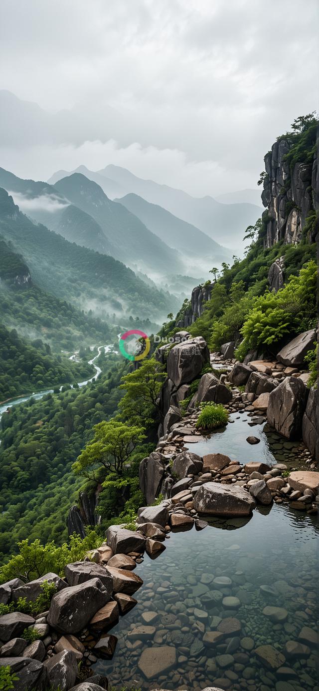 高视角展现迷雾山脉与翠谷清溪的壮丽自然风光