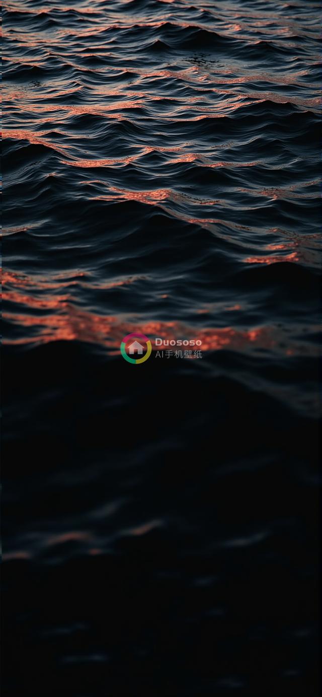 映照橙霞的深蓝水面风拂微波：宁静神秘之感