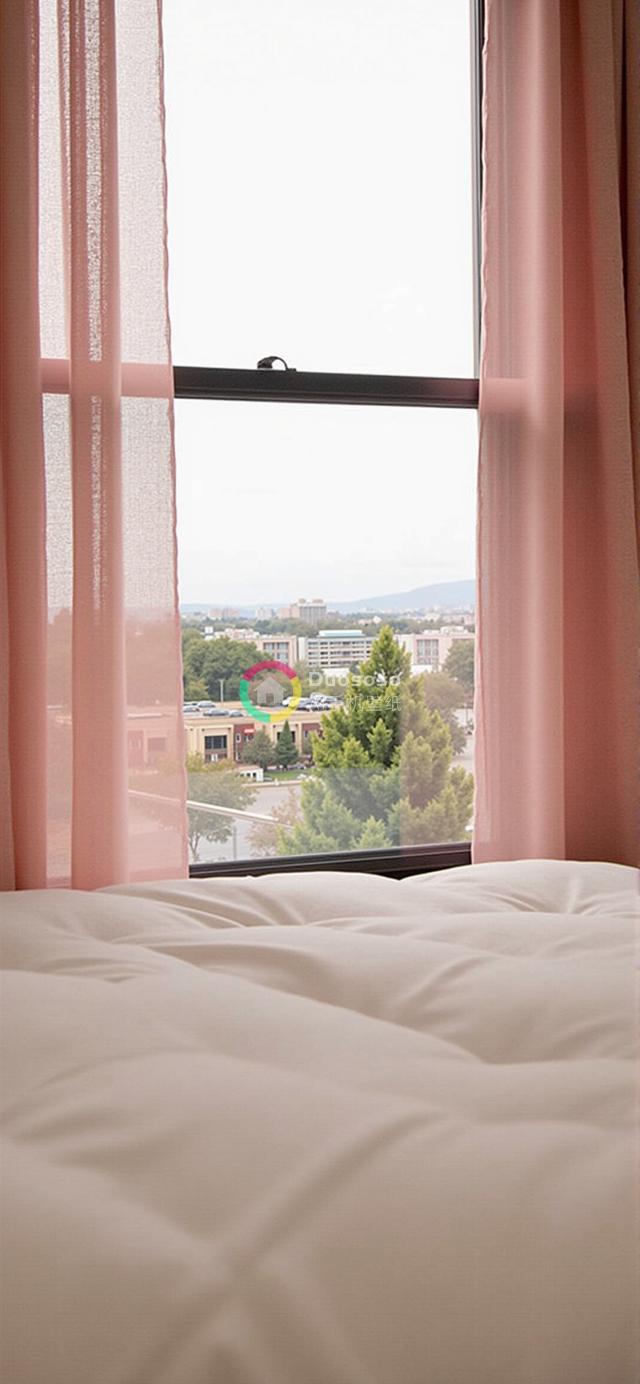 粉窗帘卧室窗景：城市风光与柔光梦境交织