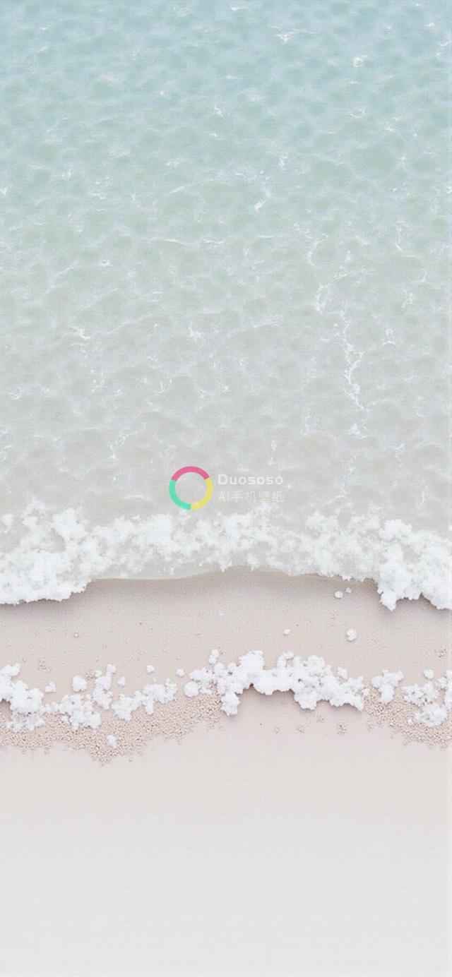 高视角下的宁静海滩：粉沙白沫与碧波蓝调的和谐画面