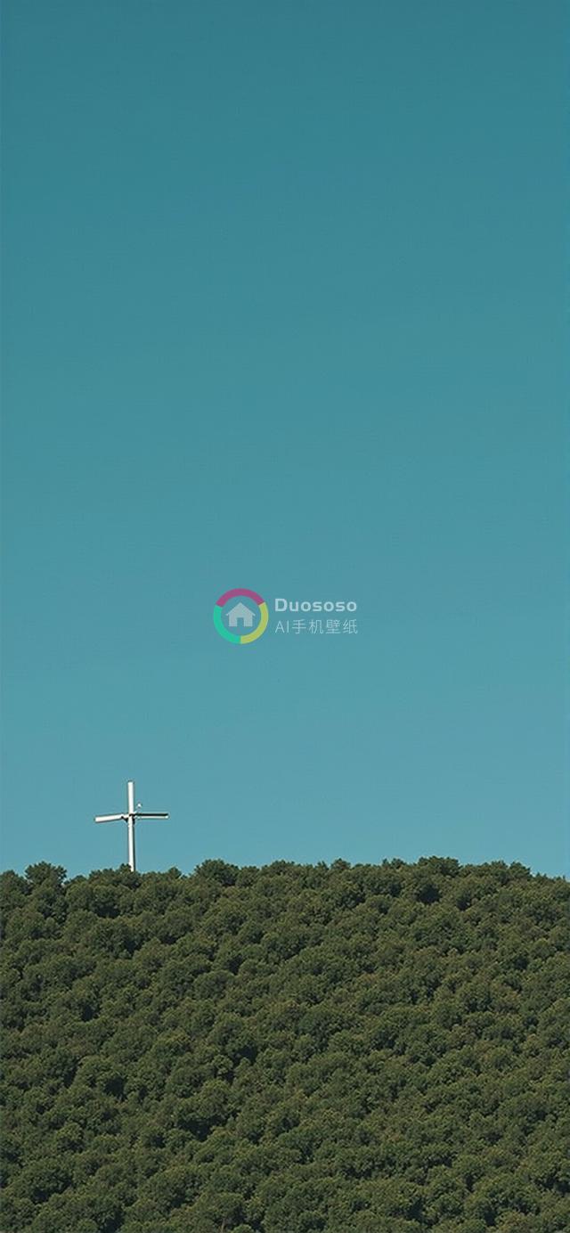 翠绿林中孤十字架耸立：宁静蓝天的敬畏视角