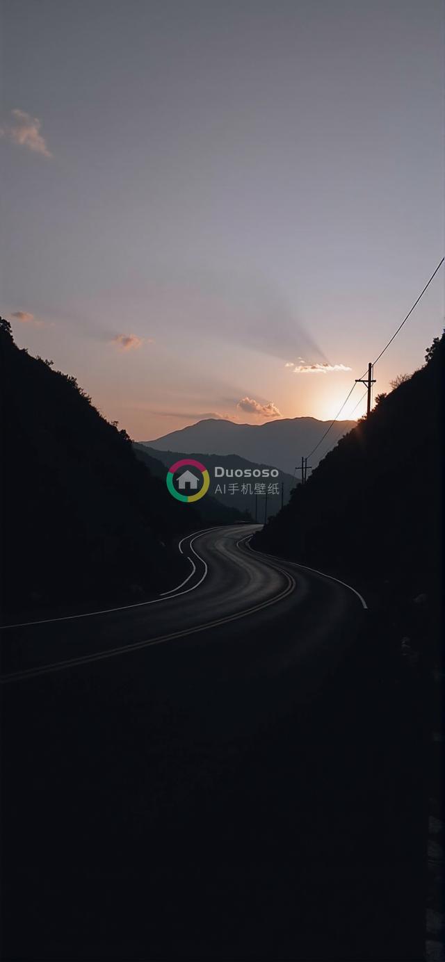 落日余晖下的蜿蜒山道摄影：冷暖色调映衬下的壮丽曲线