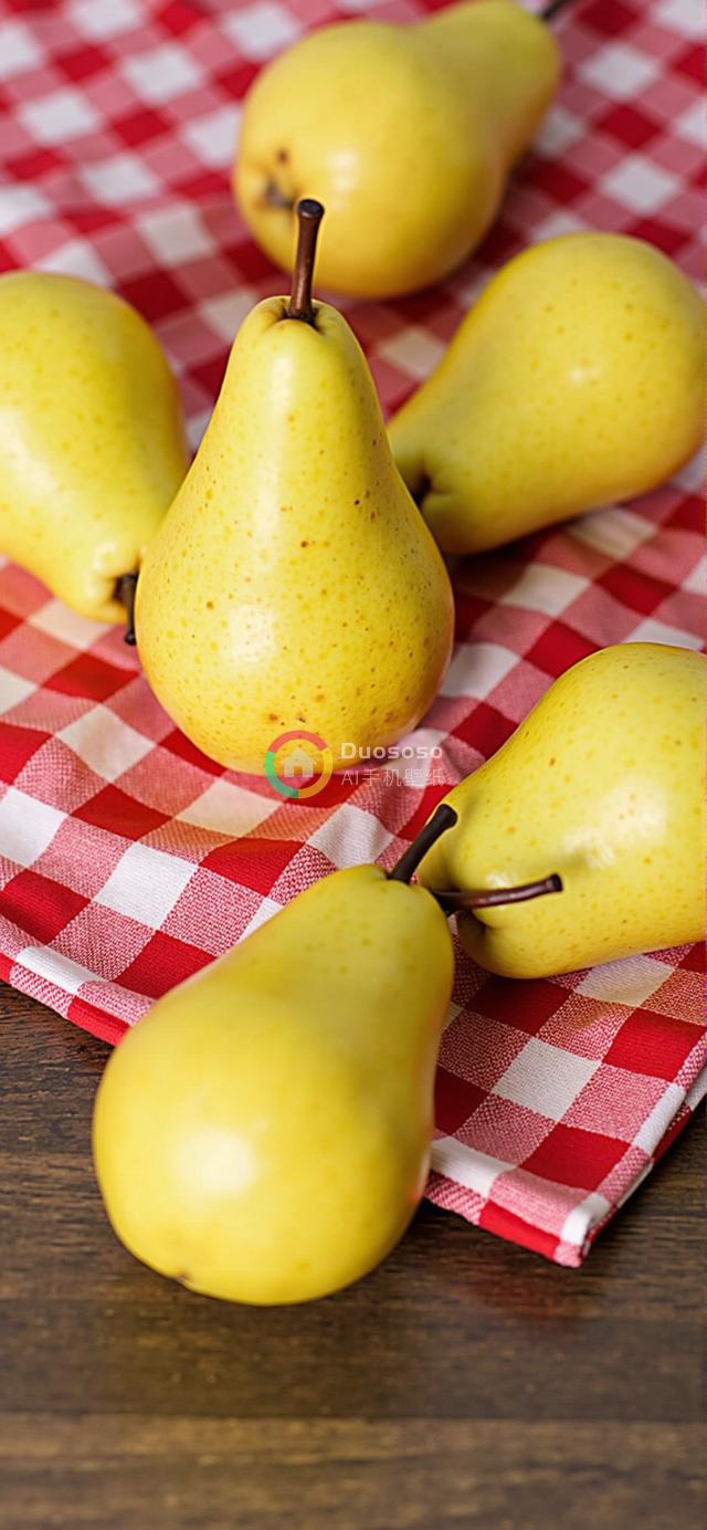 五颗黄梨摆放在红白格子布上的诱人摄影
