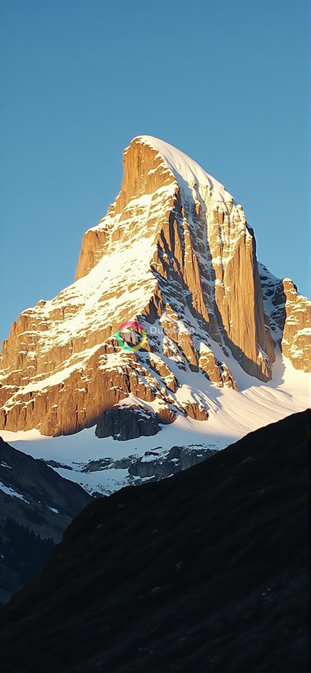 金光闪耀的雪峰刺穿蓝天：宁静而壮观的雪山摄影