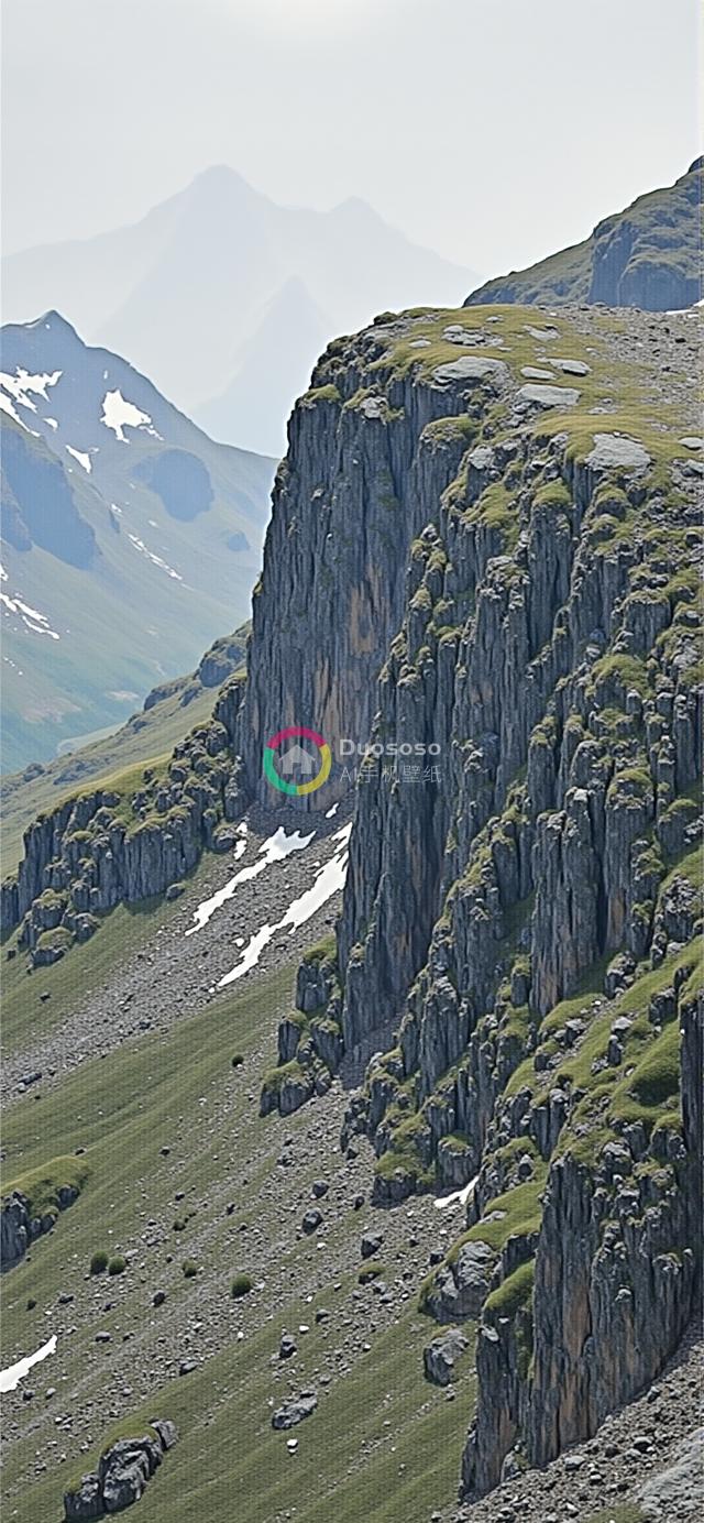 高山险峻悬崖摄影：岩石纹理与绿植雪斑共绘宁静壮阔