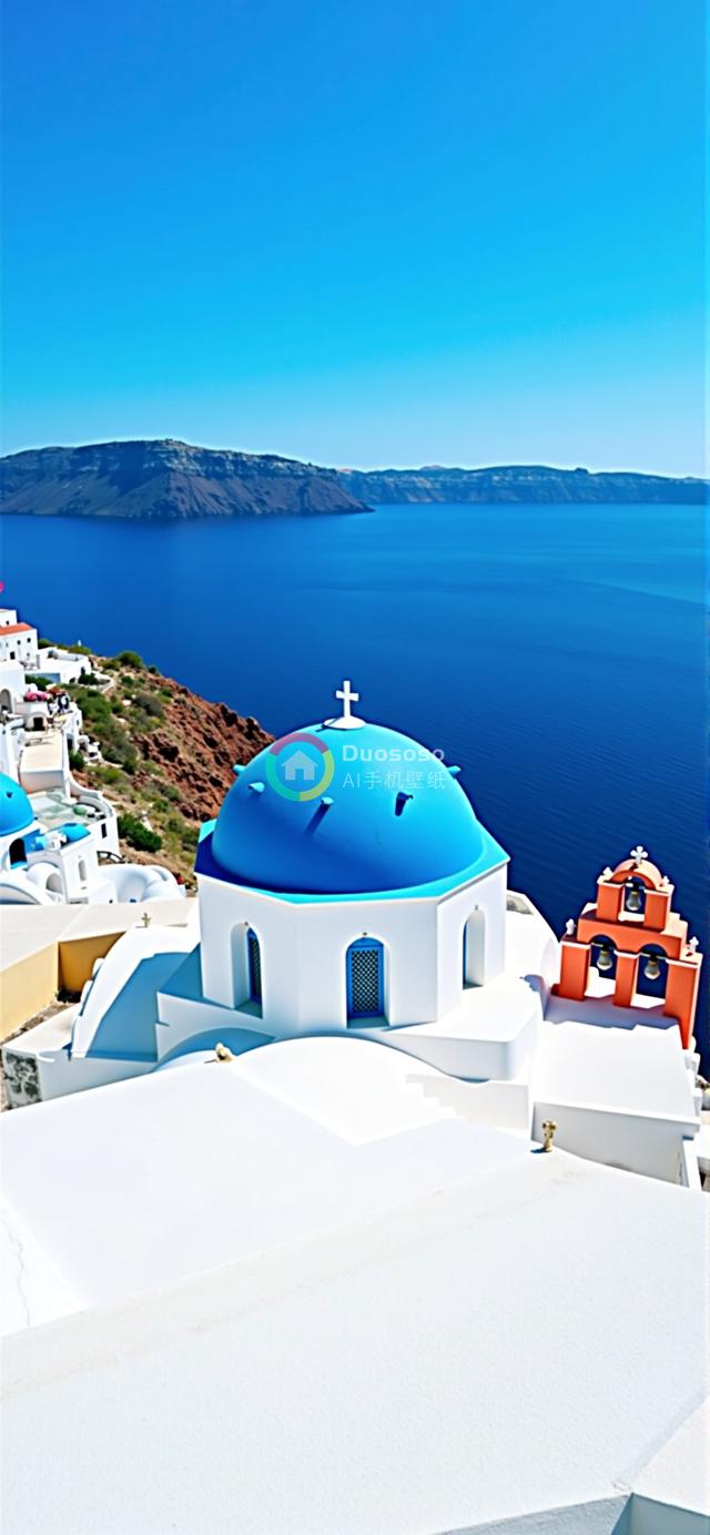 “希腊圣托里尼岛蓝顶白教堂悬崖风光全景照”