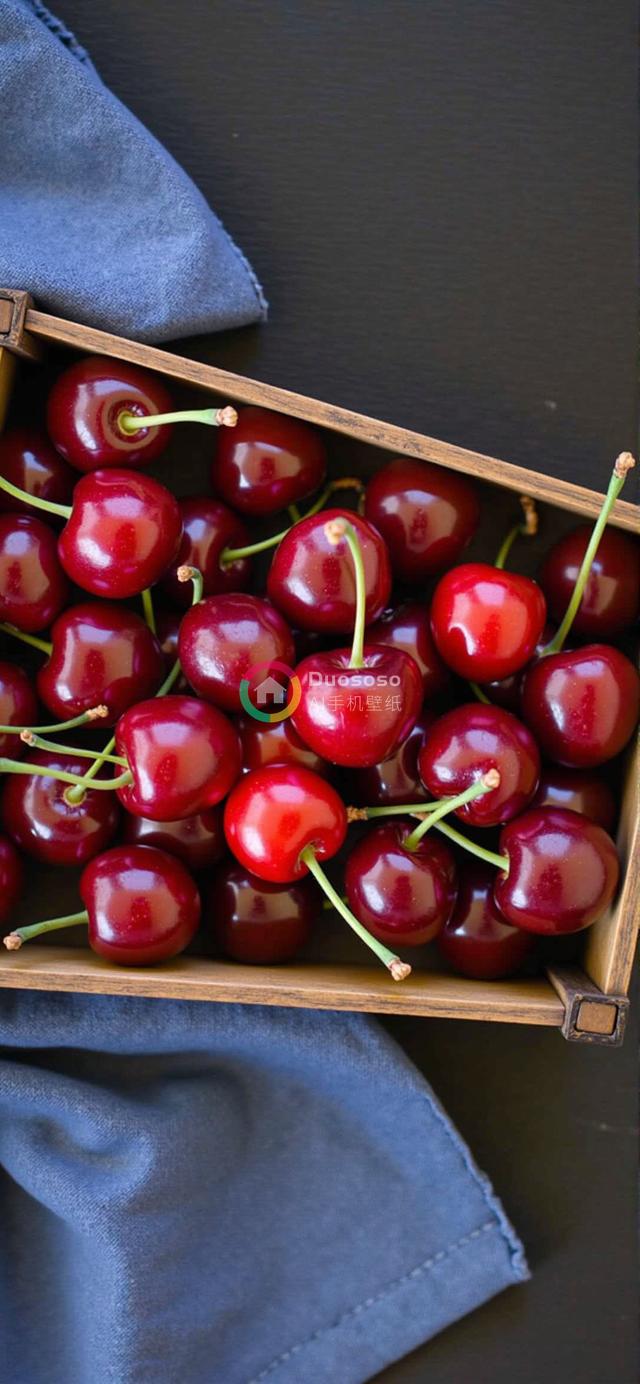 鲜嫩红樱桃木箱堆叠照：饱满光泽夺目