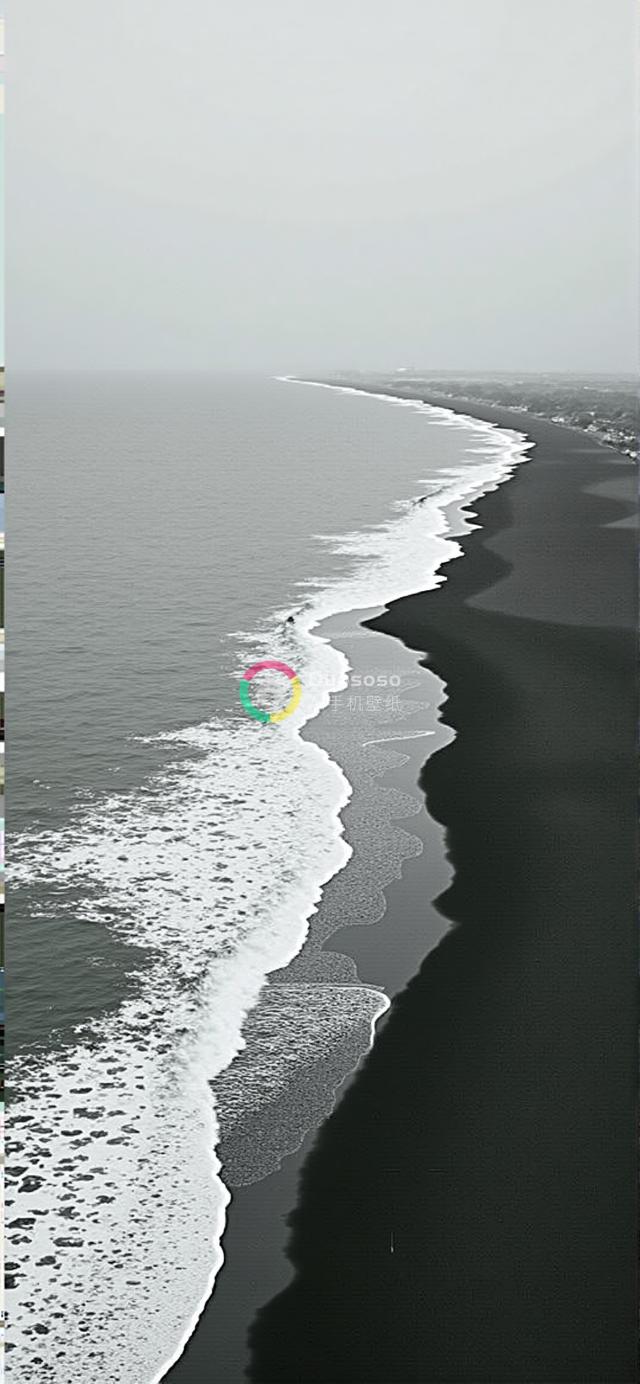 高视角俯瞰黑白沙滩海浪鲜明对比海岸线摄影