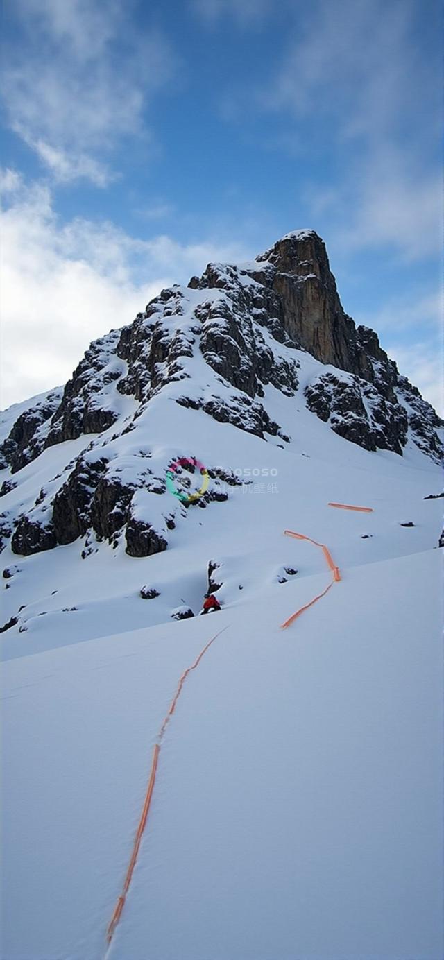 雪覆盖山巅摄影：孤胆攀登者与自然的壮丽挑战