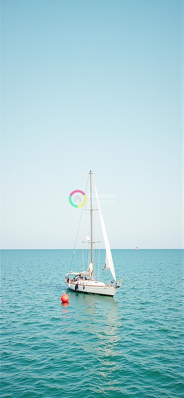 宁静夏日白帆船：碧波蓝天一色，遥远小红船映衬海天辽阔