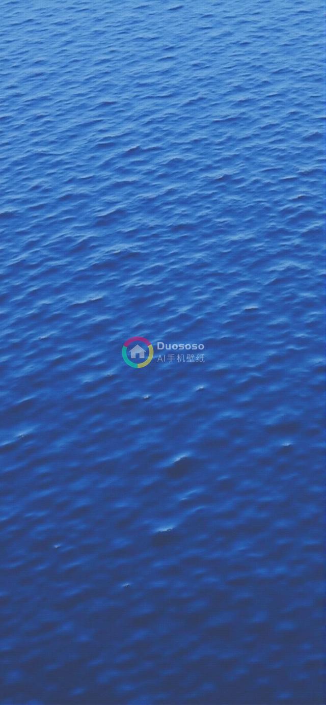 高空俯瞰宁静深蓝水域：无际波纹的宁静之作