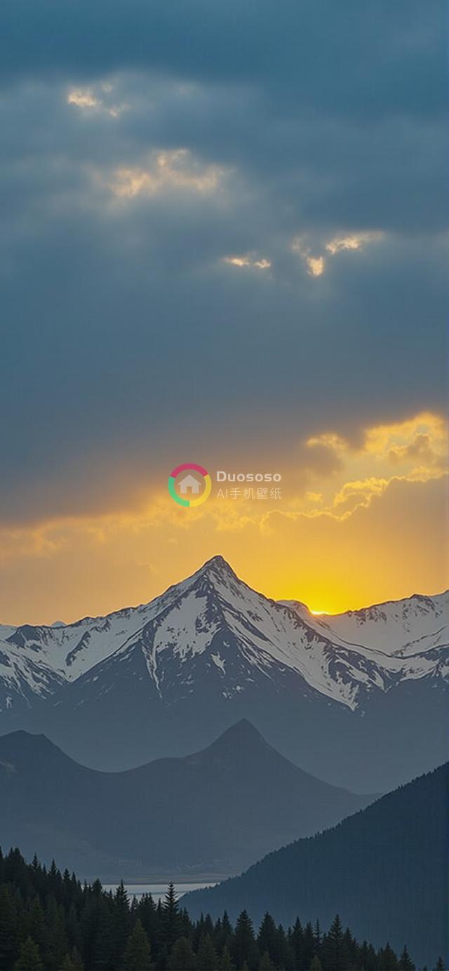 落日余晖下的金色雪峰山景摄影