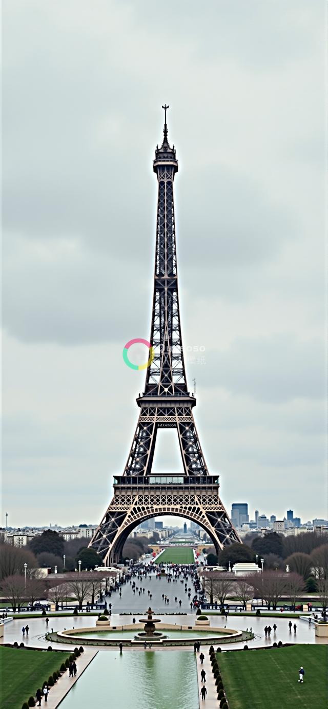 阴天下的法国巴黎埃菲尔铁塔全景照：壮丽铁塔与宁静花园共绘都市美景