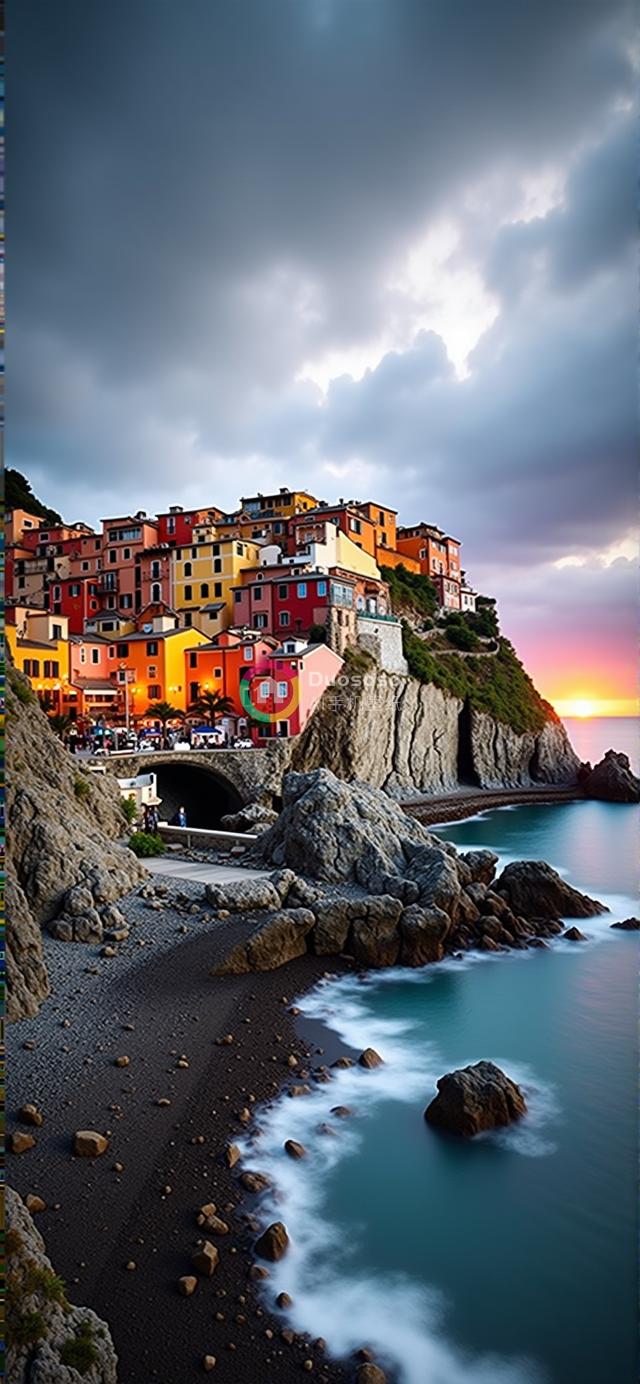 色彩斑斓海滨悬崖村庄的绝美日落摄影