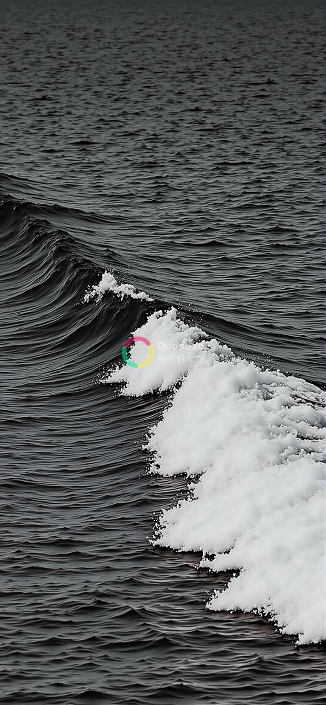 低角度捕捉震撼海浪照：暗涌与白沫的对比展现海洋原始之美