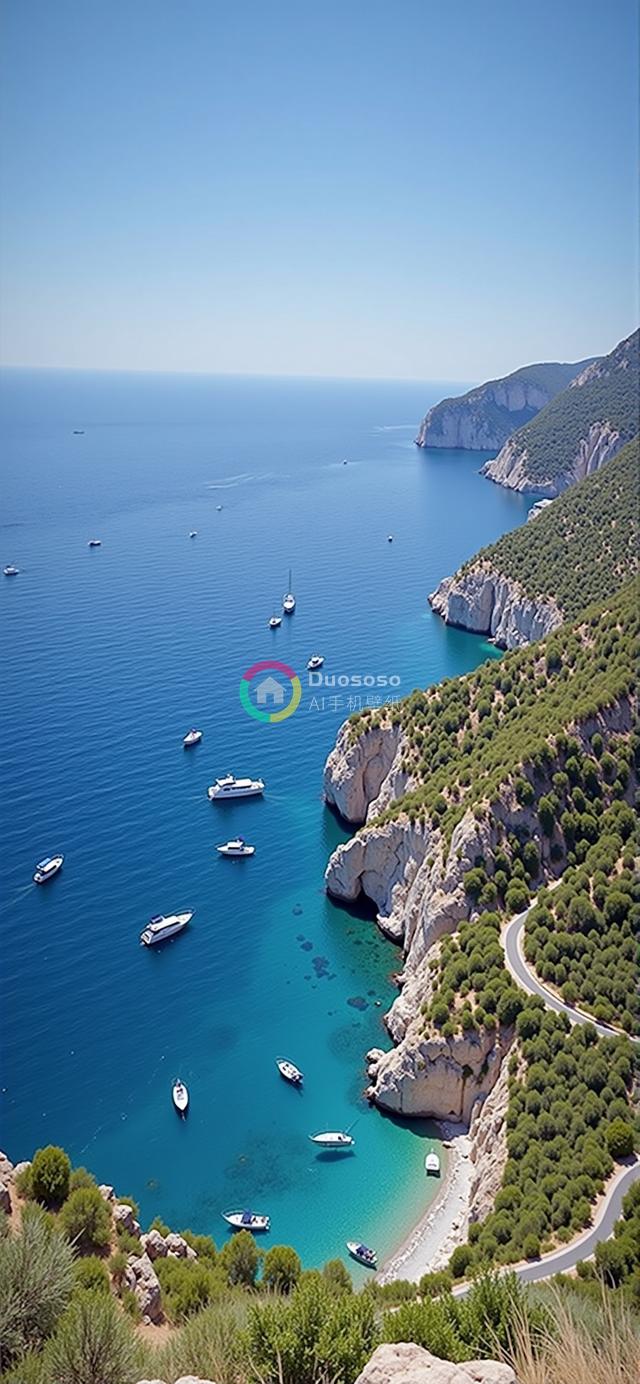 高视角下的隐秘海湾：翠绿植被覆盖的白崖环抱，游艇帆船在宁静碧水中享受诗意美景