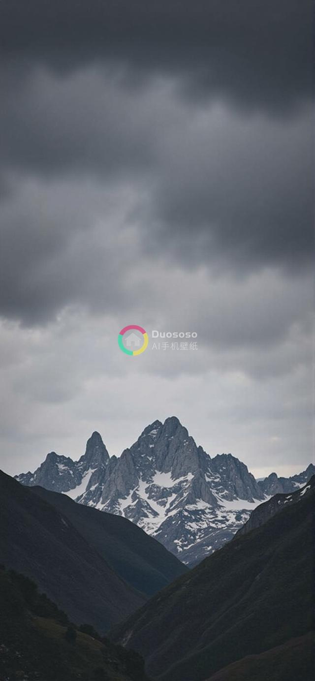 雄伟山峰摄影：耸立雪峰冲破乌云，展现高山壮丽景观