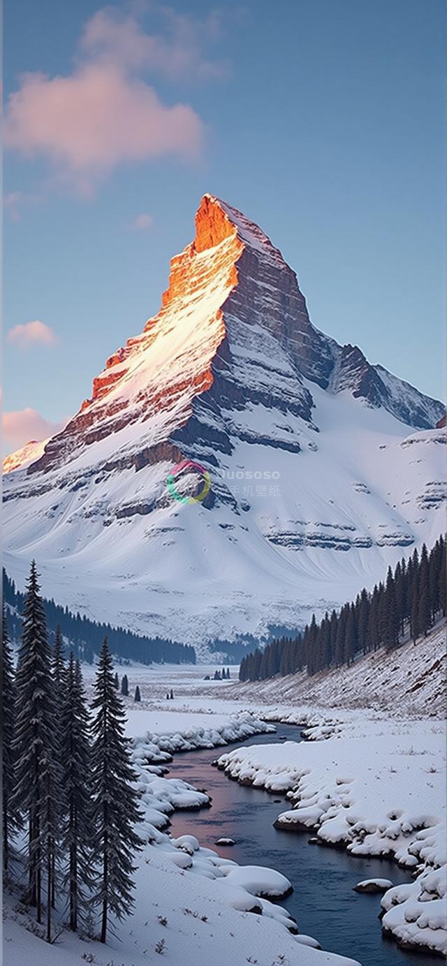 日出时分的壮丽雪峰景观：冬日仙境的宁静与壮美