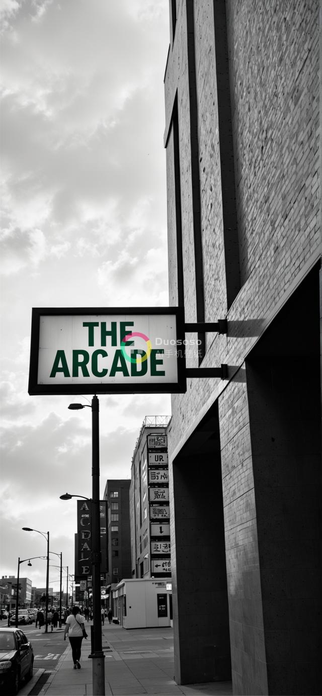街角下的复古风情：绿字白底「THE ARCADE」砖楼照片