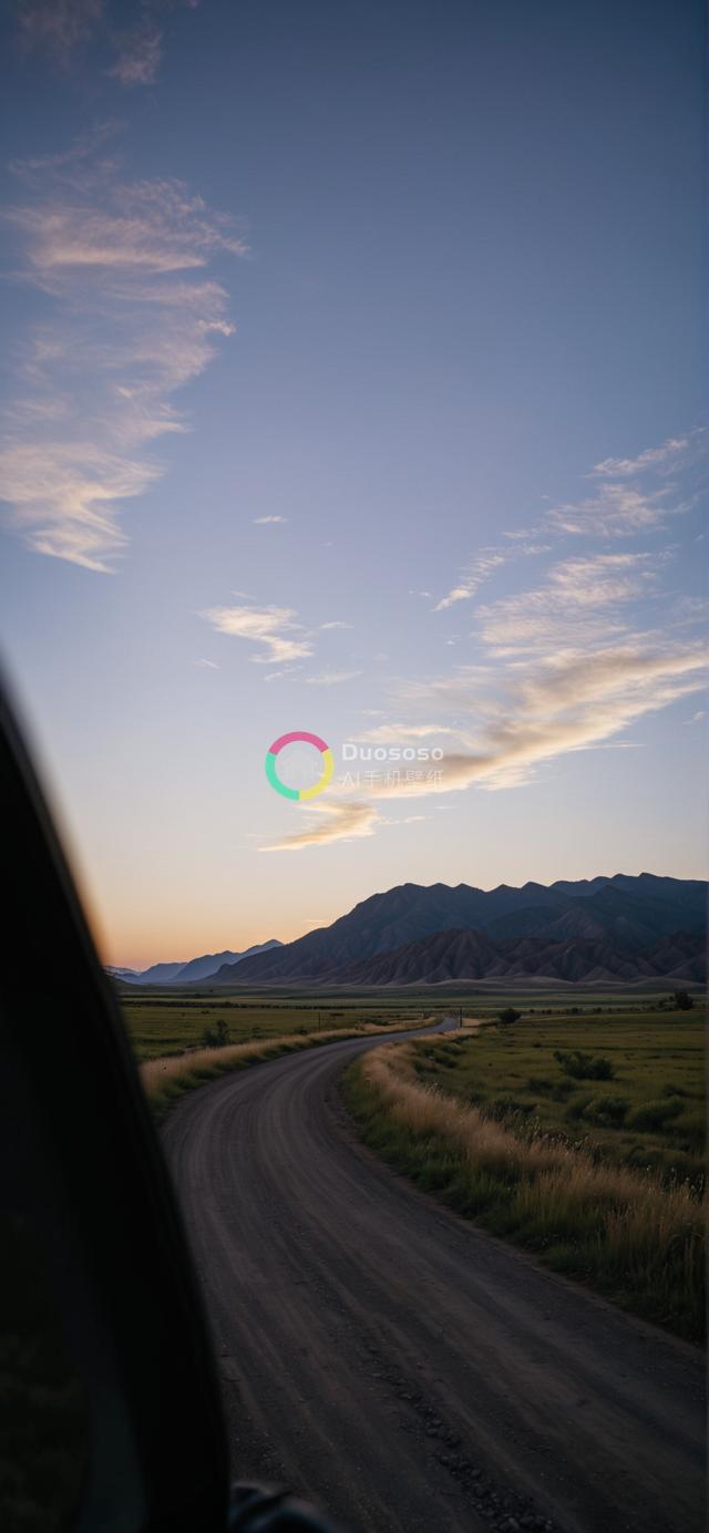 晨昏光影中通向远山的蜿蜒土路摄影，宁静而迷人