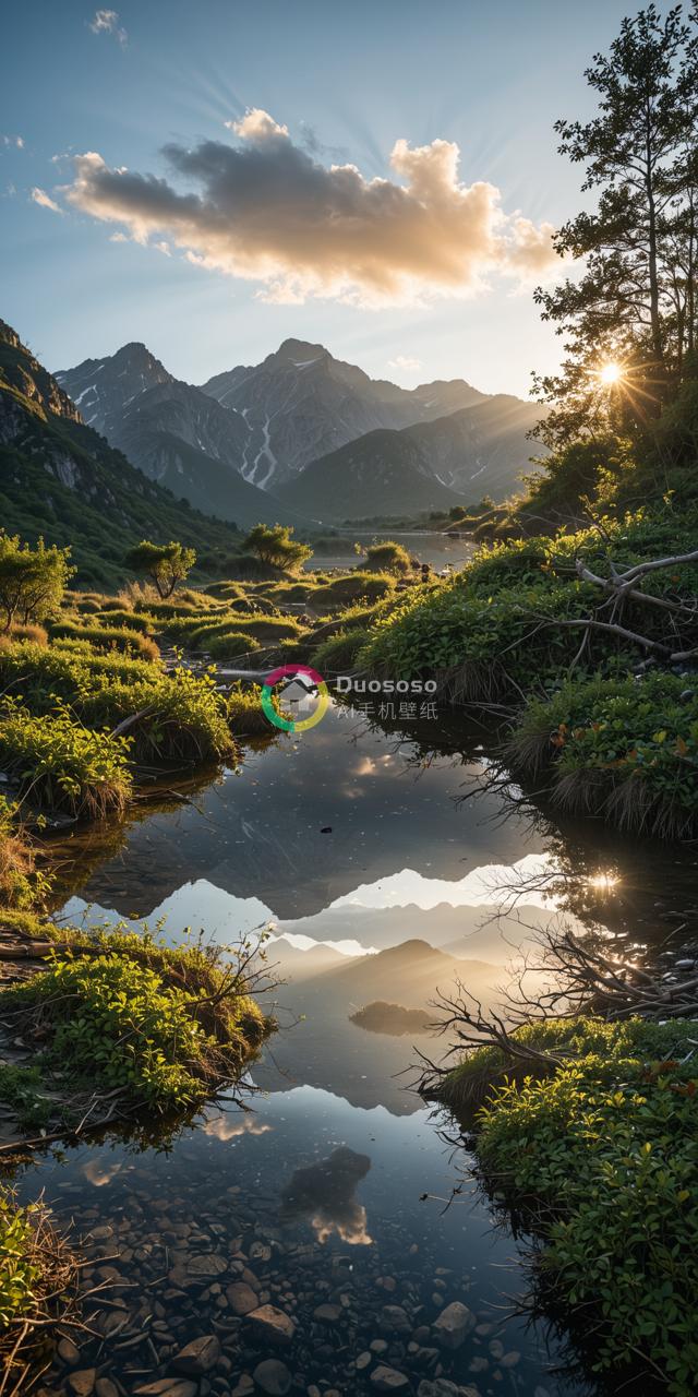 “壮丽山脉反射天空，金光洒满群山间——捕捉内心深处的自然之美”